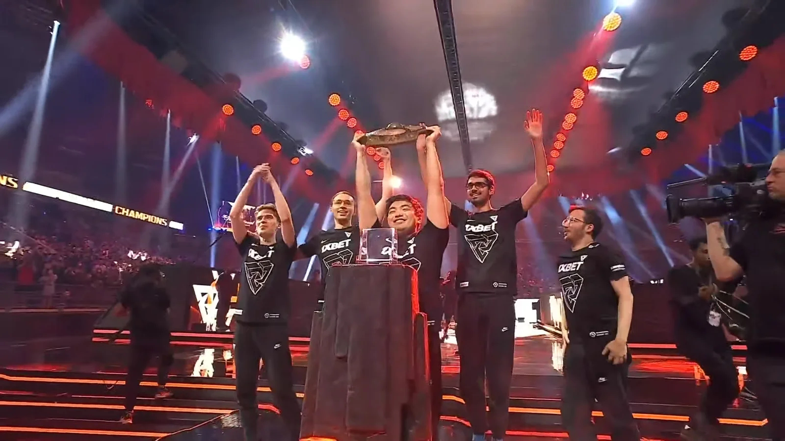 LGD战队BP失误引发热议：电竞战术决策失误影响深远-雷竞技官网