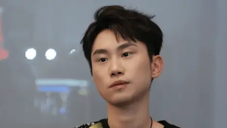 电竞选手如何通过心理博弈与资源管理破局?动态难度系统与团队协作成关键